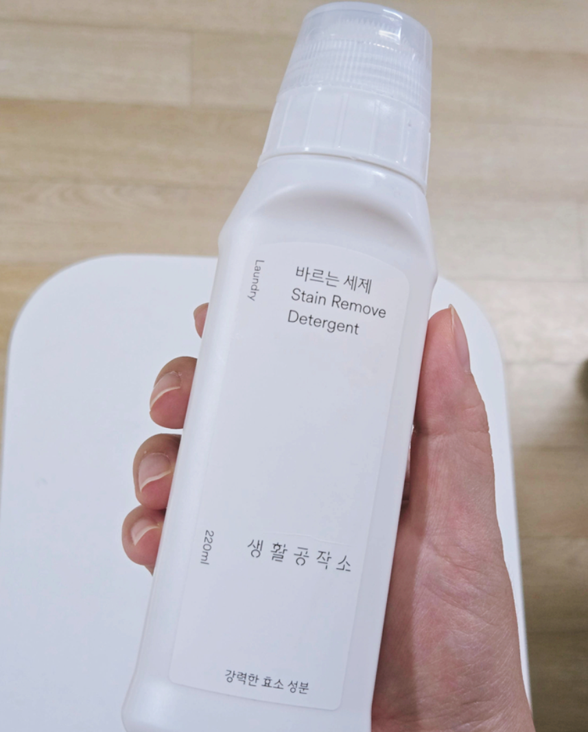 (누런옷을 하얗게) 소형브러시 일체형 바르는 세제 220ml